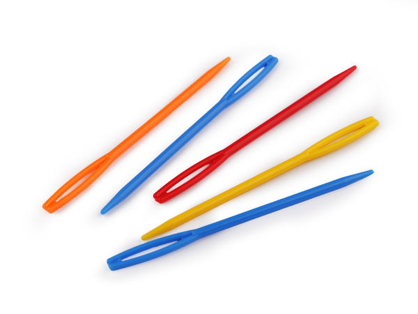 Ace din plastic cu vârf bont (70 mm) și ureche mare pentru lucru manual copii, infilare fire și broderie cu panglică – Culori asortate