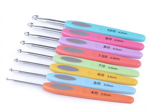 Set premium de croșete din 8 piese (dimensiuni 2.5mm - 6mm) | Galanterie ergonomică și andrele de tricotat, variații de culori asortate