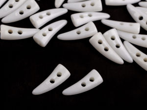 Nasture brandenburg premium tip corn, alb lăptos - Sistem de închidere cu două orificii, 12x32 mm, pentru paltoane, tricotaje și accesorii