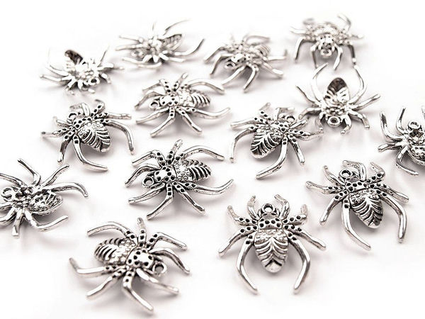 Pandantiv premium platinat tip talisman în formă de păianjen, 25x28 mm - Decorațiune metalică cu motive inspirate din faună pentru îmbrăcăminte, încălțăminte și accesorii