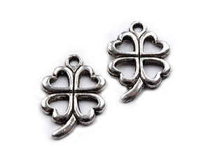 Pandantiv premium tip charm trifoi cu patru foi 15x21mm - Finisaj platinat cu patină