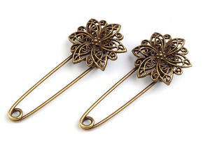 Broșă tip ac de siguranță cu floare filigranată, alamă vintage (25x55 mm) - Accesoriu floral elegant pentru jachete, rochii și pălării