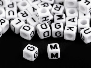 Mărgele cubice cu alfabet pentru crearea de bijuterii, mix alb-negru 6 mm (47-50 buc.)