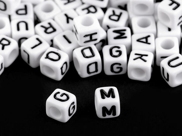 Mărgele cubice cu alfabet pentru crearea de bijuterii, mix alb-negru 6 mm (47-50 buc.)