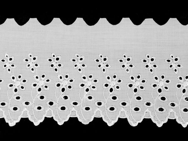 Bandă premium de dantelă Madeira, Broderie Anglaise, albă - 11 cm