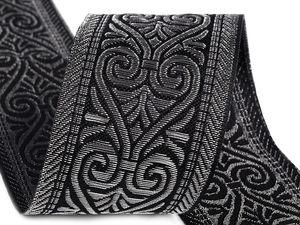 Panglică premium de pasmanterie jacquard cu motive tradiționale și accente metalice din Lurex, lățime 50 mm