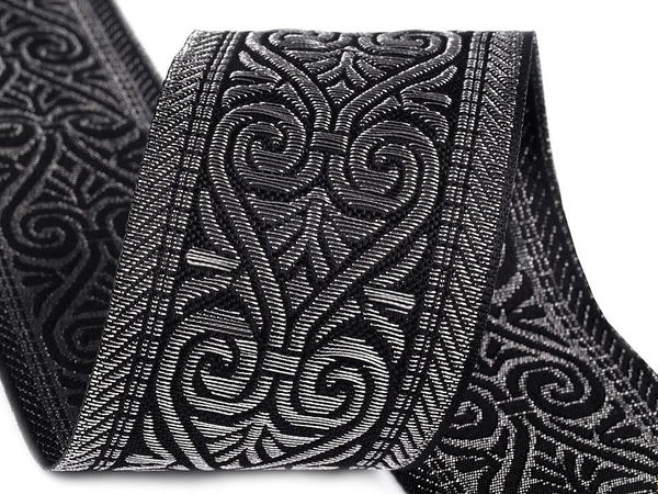 Panglică premium de pasmanterie jacquard cu motive tradiționale și accente metalice din Lurex, lățime 50 mm