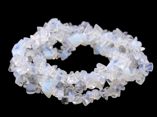 Mărgele tip cioburi din mineral sintetic opalit pe fir de nailon (aprox. 230 fragmente)