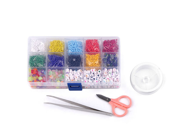 Kit complet pentru confecționarea bijuteriilor handmade - Mărgele de nisip multicolore, litere, cifre, inimi și unelte incluse