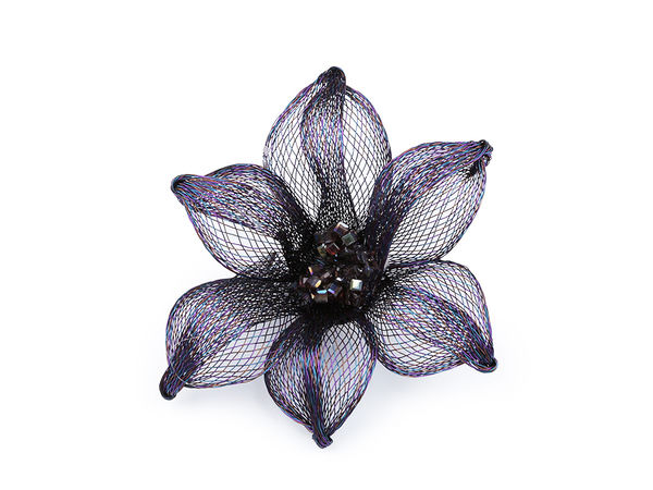 Broșă elegantă tip floare din plasă metalică, cu ștrasuri și mărgele strălucitoare (7,5 cm)
