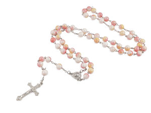 Rozariu elegant din mărgele de sticlă cu efect irizant și crucifix detaliat, în cutie de păstrare