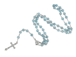 Rozariu elegant din mărgele de mineral sintetic, cu crucifix metalic detaliat și cutie cadou