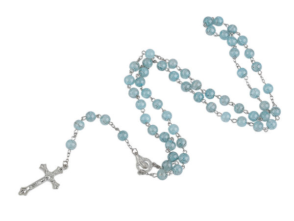 Rozariu elegant din mărgele de mineral sintetic, cu crucifix metalic detaliat și cutie cadou