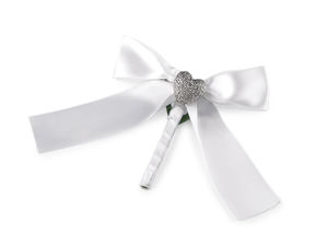 Broșă în formă de inimă lucrată manual - Ac de rever elegant din lemn, material textil și pene