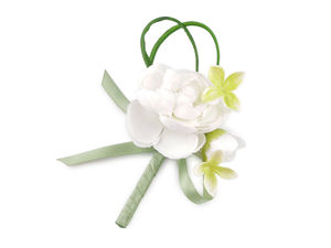 Broșă lucrată manual cu floare albă - Accesoriu vestimentar floral elegant