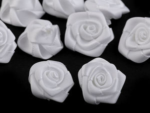 Aplicații trandafiri premium din satin alb (20 mm) - Trandafiri textili eleganți pentru proiecte creative, decorațiuni de nuntă și îmbrăcăminte