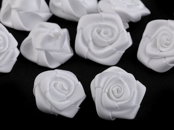 Aplicații trandafiri premium din satin alb (20 mm) - Trandafiri textili eleganți pentru proiecte creative, decorațiuni de nuntă și îmbrăcăminte