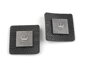 Etichetă decorativă premium pentru haine, din piele ecologică, cu ac coroană (30x30 mm)