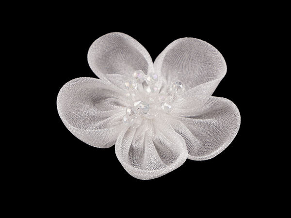 Aplicație florală elegantă din organza strălucitoare cu pistil din mărgele (Ø4,5 cm) – accesoriu de galanterie și lucru manual de cusut sau lipit