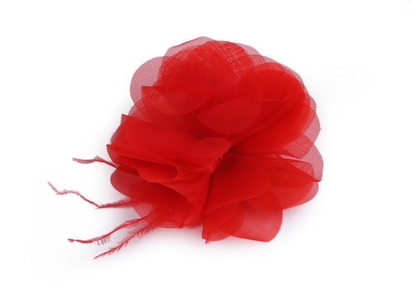 Floare elegantă din chiffon cu detalii din pene (8-9 cm) – Aplicație textilă de cusut sau lipit