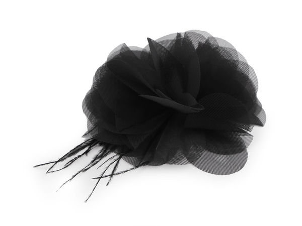 Floare elegantă din chiffon cu detalii din pene (8-9 cm) – Aplicație textilă de cusut sau lipit