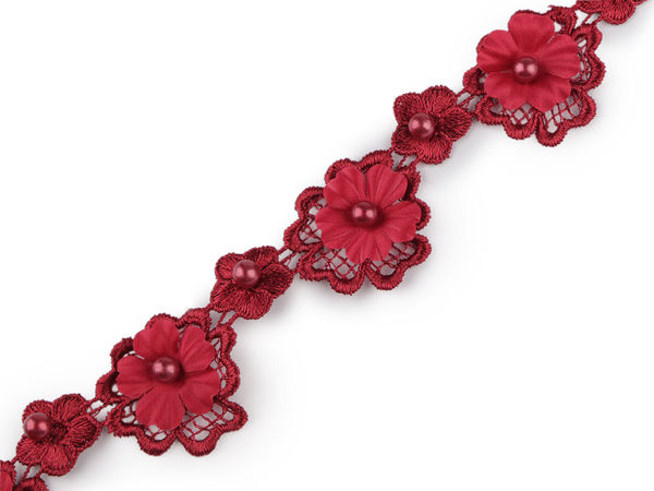 Dantelă ghipură 3D cu flori și perle - Bandă florală cu lățime de 30 mm