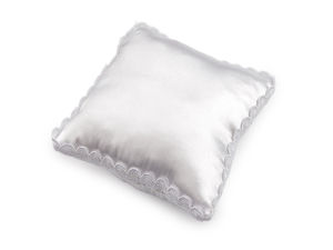 Pernuță premium din satin pentru verighete, cu bordură din dantelă și panglică de susținere – 16x16 cm, Albă