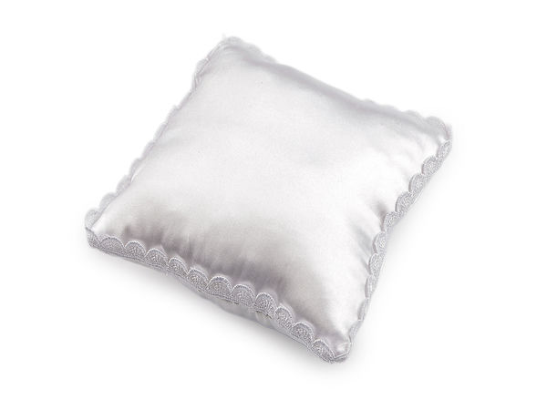 Pernuță premium din satin pentru verighete, cu bordură din dantelă și panglică de susținere – 16x16 cm, Albă