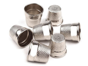 Set premium de degetare metalice pentru cusut - Protecții asortate de diverse mărimi pentru degete, cusut manual, finisaj nichelat (Pachet de 4 bucăți)