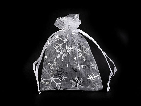 Săculeți cadou din organza cu fulgi de nea, alb și argintiu (9x12 cm) - Punguțe de Crăciun cu șnur de saten