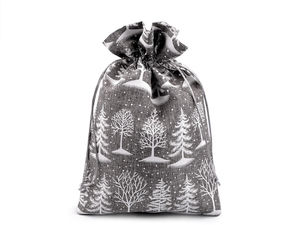 Săculeț cadou din imitație de iută cu imprimeu brazi de Crăciun și șnur – 20 x 30 cm