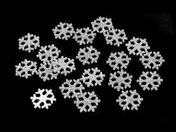 Decorațiuni fulgi de zăpadă din fetru cu sclipici argintiu - Mini accesorii de 15 mm pentru proiecte creative și lucru manual de Crăciun