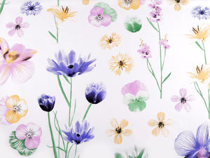 Material canvas din bumbac premium cu imprimeu floral - Model floral delicat pentru decorațiuni interioare, lenjerii de pat și proiecte de croitorie