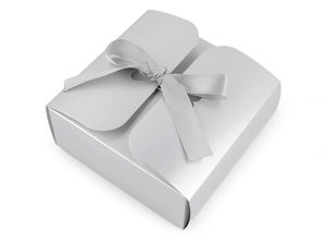 Cutie pliabilă elegantă pentru cadou, cu aspect metalic, detalii în formă de inimă și panglică din satin