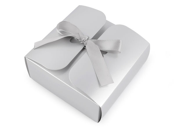 Cutie pliabilă elegantă pentru cadou, cu aspect metalic, detalii în formă de inimă și panglică din satin