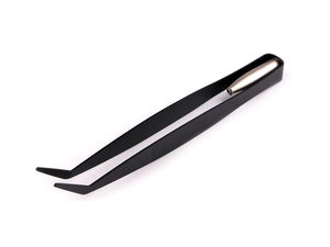 Pensetă metalică premium cu vârf curbat și lumină LED integrată (baterii incluse) - Negru