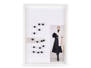 Panou magnetic alb cu ramă pentru expunerea nasturilor și a articolelor mici, 23 x 32.5 cm
