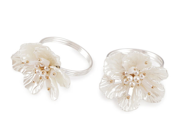 Inel elegant din metal pentru șervețele, model floare alb perlat - Decor floral premium pentru masă