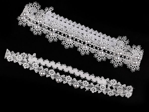 Set elegant de jartiere de mireasă din dantelă alb-unt cu detalii din perle