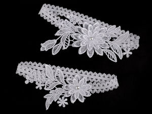 Set elegant de jartiere de mireasă din dantelă florală albă - Jartieră de păstrat și jartieră de aruncat premium cu aplicații florale
